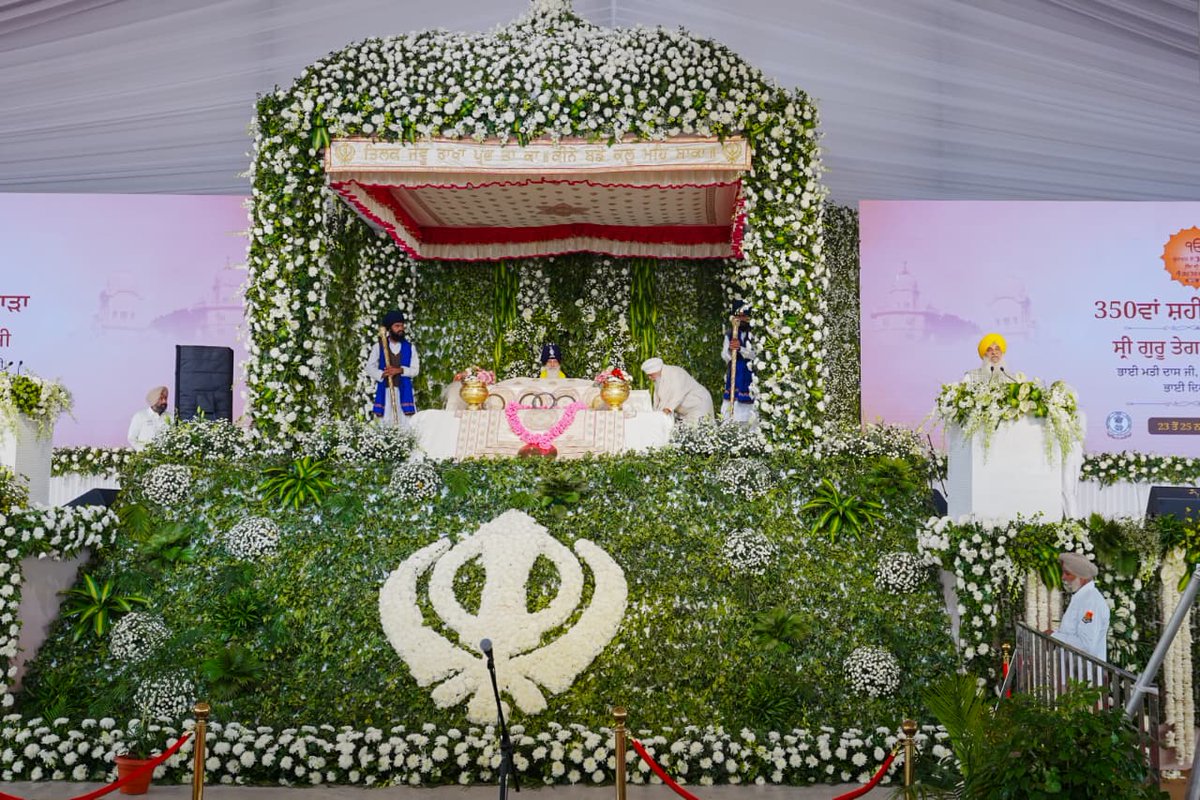 ArvindKejriwal's tweet image. श्री आनंदपुर साहिब में श्री गुरु तेग बहादुर साहिब जी की 350वीं शहीदी शताब्दी को समर्पित समागम के समापन समारोह में उपस्थित होना मेरे लिए अनंत सौभाग्य का क्षण था।

इस पवित्र धरती पर आकर जो आध्यात्मिक शांति, ऊर्जा और आलौकिक अनुभूति प्राप्त हुई, उसे शब्दों में व्यक्त करना संभव ही…