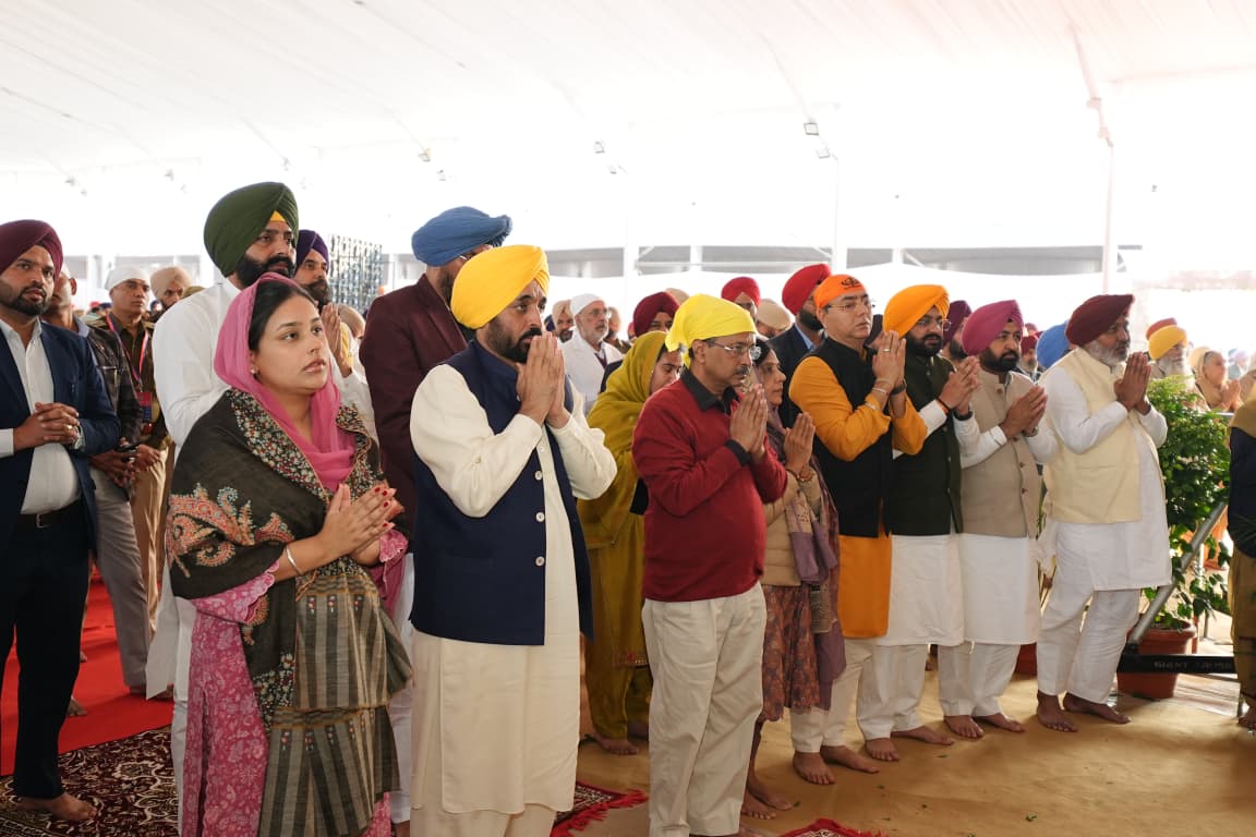 ArvindKejriwal's tweet image. श्री आनंदपुर साहिब में श्री गुरु तेग बहादुर साहिब जी की 350वीं शहीदी शताब्दी को समर्पित समागम के समापन समारोह में उपस्थित होना मेरे लिए अनंत सौभाग्य का क्षण था।

इस पवित्र धरती पर आकर जो आध्यात्मिक शांति, ऊर्जा और आलौकिक अनुभूति प्राप्त हुई, उसे शब्दों में व्यक्त करना संभव ही…