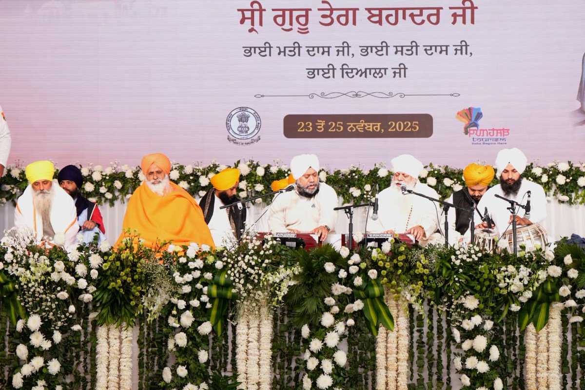 ArvindKejriwal's tweet image. श्री आनंदपुर साहिब में श्री गुरु तेग बहादुर साहिब जी की 350वीं शहीदी शताब्दी को समर्पित समागम के समापन समारोह में उपस्थित होना मेरे लिए अनंत सौभाग्य का क्षण था।

इस पवित्र धरती पर आकर जो आध्यात्मिक शांति, ऊर्जा और आलौकिक अनुभूति प्राप्त हुई, उसे शब्दों में व्यक्त करना संभव ही…