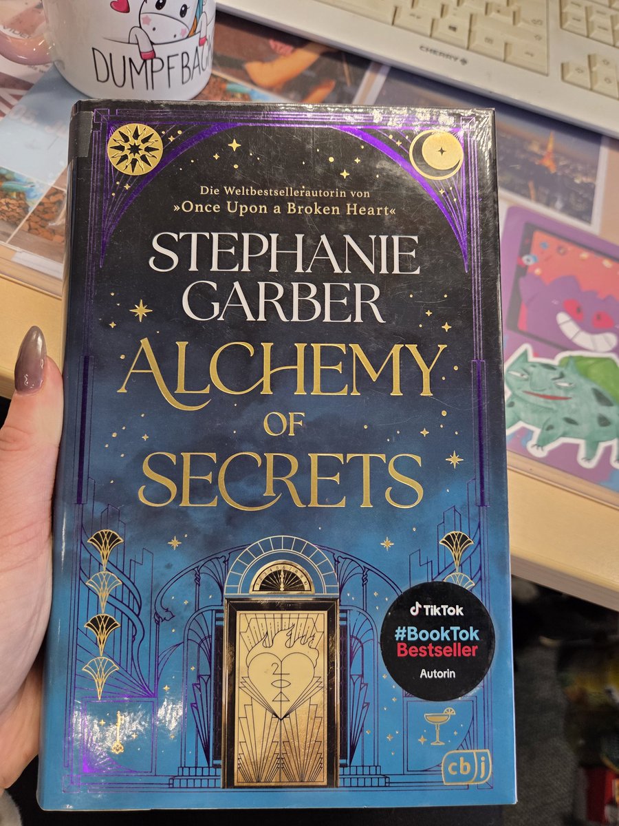 yellexow's tweet image. Our whole system broke so I can&apos;t continue my work 😂 so I&apos;ve started my book... And now I don&apos;t want stop reading but have a lot to do 🙃
That&apos;s the only good thing working in a library you can read all the books for free hehe 😄