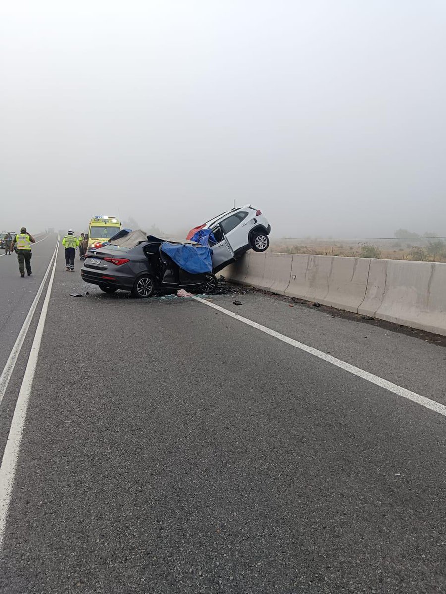 #Noticias #SanFelipe Nos reportan accidente vehicular de alta energía sector Autopista Los Andes altura Colegio Aleman, tres personas fallecidas y 2 menores de edad trasladados hasta Hosp. San Camilo, alta congestión en ruta Troncal