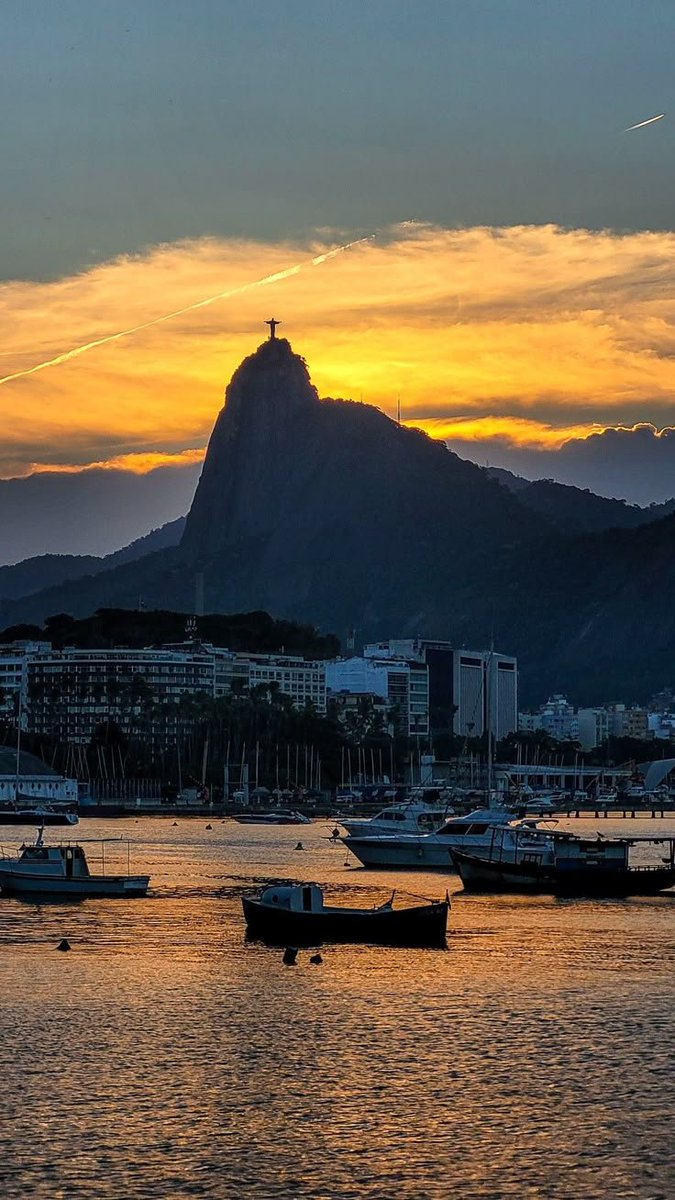 mfarooqbukhsh's tweet photo. Sunset moments Brazil 🇧🇷
As the sun sets over Rio, the world stands still in a perfect moment of golden tranquility." 🌅🇧🇷
#Brazil #sunse https://t.co/OV4fGCBVx2