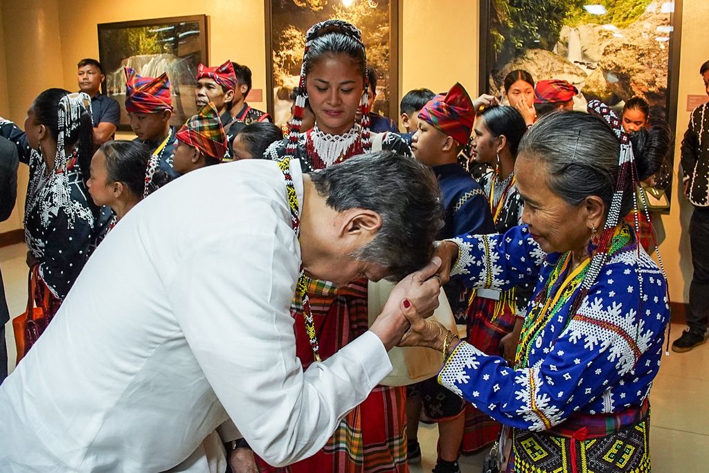 kikopangilinan's tweet photo. CONGRATULATIONS AND WELCOME TO THE SENATE! 🇵🇭

Bumisita sina Jen in the Philippines at ang ating mga kapatid na Blaan na kamakailan ay nagwagi bilang National Winners sa Traditional Music Expression Category ng National Music Competitions for Young Artists (NAMCYA).

Isang karangalan na makasama kayo sa Senado. Mabuhay ang ating mga kapatid na Blaan!