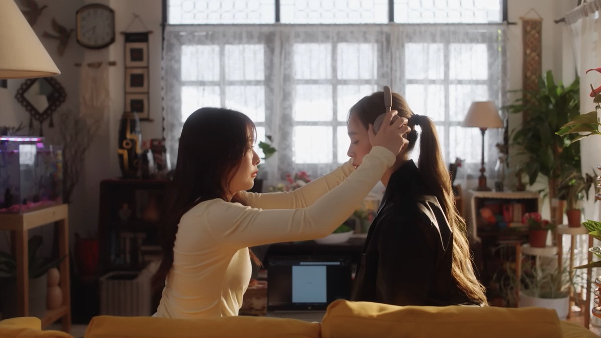 hubgirlslove's tweet image. 🚨 VENCEMOS! #JuneMewnich serão protagonistas de #LovesEchoes!

Duas amigas inseparáveis acabam se distanciando por conflitos e prometem nunca mais se ver. Anos depois, elas se encontram como Atriz e Autora, só para uma delas descobrir que a outra perdeu sua audição. #GMMTV2026