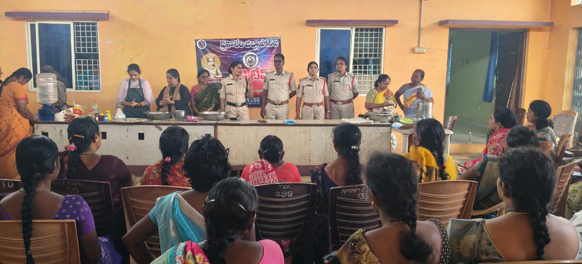 prakasam_police's tweet photo. మహిళల భద్రత కోసం శక్తి యాప్ అవగాహన
ఒంగోలు హౌసింగ్ బోర్డ్ కాలనీలోని ఆంగన్వాడి కేంద్రంలో ప్రకాశం జిల్లా పోలీసులు శక్తి యాప్ డౌన్లోడింగ్ & అవగాహన కార్యక్రమం నిర్వహించారు.
#PrakasamPolice #SakthiApp #WomenSafety #Ongole #CrimePrevention #PublicSafety https://t.co/HjHHUlb3Z2