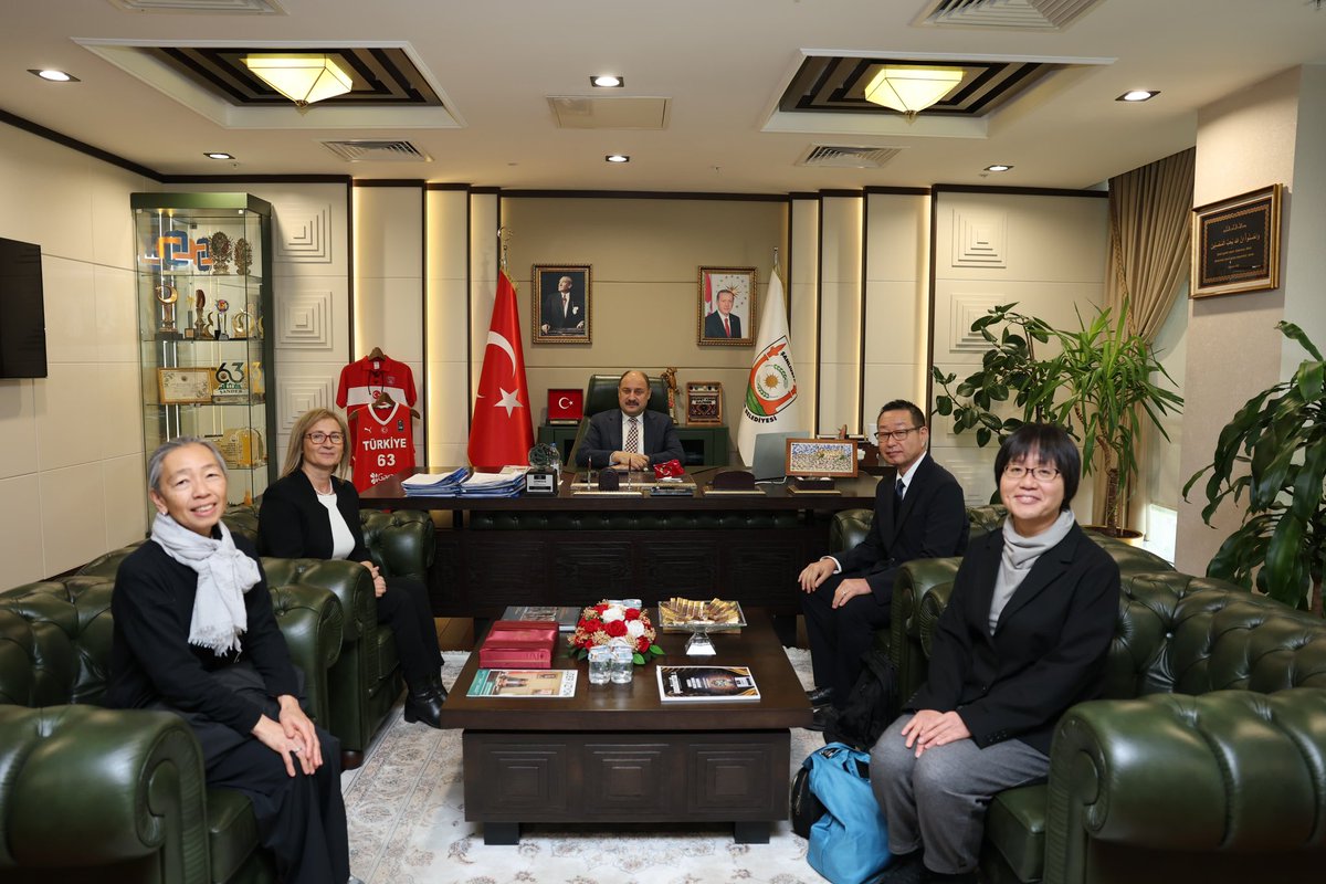 Şanlıurfa’da yürütülen Taş Tepeler Projesi kapsamında Japon Anadolu Arkeoloji Enstitüsü işbirliğinde çalışmalarını sürdüren Ayanlar ve Harbetsuvan Kazı Heyeti Şanlıurfa Büyükşehir Belediye Başkanımız Mehmet Kasım Gülpınar’ı ziyaret etti.

Heyet, Japonya Prensesi’nin Şanlıurfa