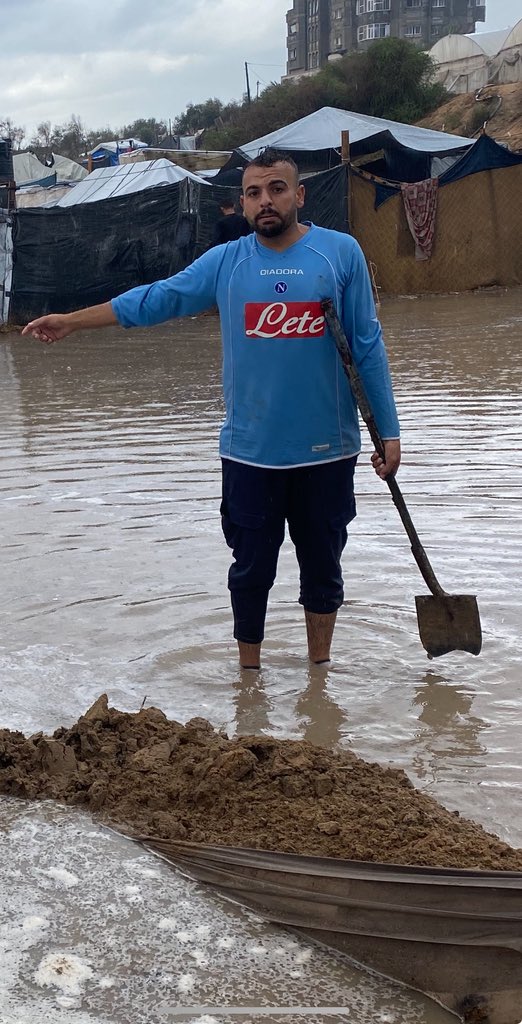 Abozaki92733's tweet image. Hello

I&apos;ve been appealing to you for days and no one heard my call

But today I won&apos;t appeal to you

I will tell you that I have completely drowned and drowned all our clothes and all our supplies

And now I don&apos;t have anything

But please now urgently stand by me to do what is…