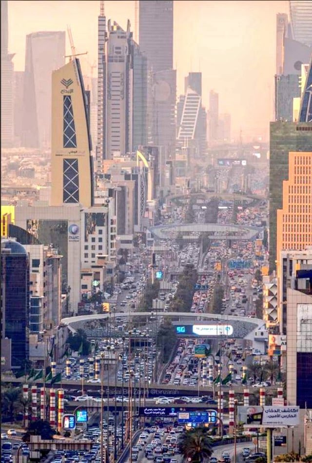 mansoralassaf's tweet image. قبل عشر سنوات كان طريقي إلى مقر عملي يستغرق (٢٠ دقيقة)
بعدها بعامين استغرق (٣٠ دقيقة)
بعدها بعامين استغرق (٤٠ دقيقة)
بعدها بعامين استغرق (٥٠ دقيقة)
بعدها بعامين استغرق (٦٠ دقيقة)
الآن يستغرق (ساعة وعشر دقائق).