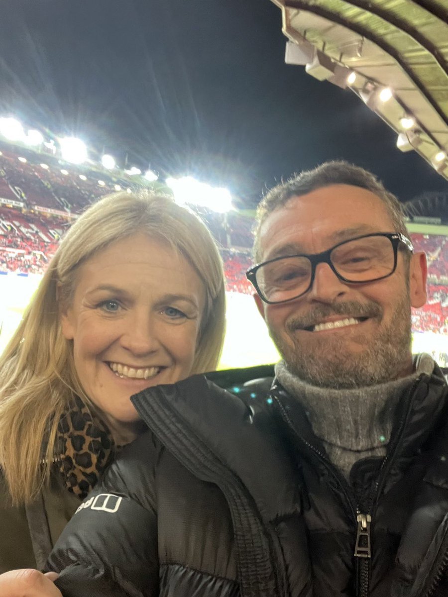 melharvey72's tweet image. Sometimes you wonder why you bother and think you need a new hobby.
Then ten man Everton do this! Amazing scenes. Great night. Thanks for the company @lcabbabeh @DavefcKelly and all on the bus. 
I never felt more like singing the blues…..