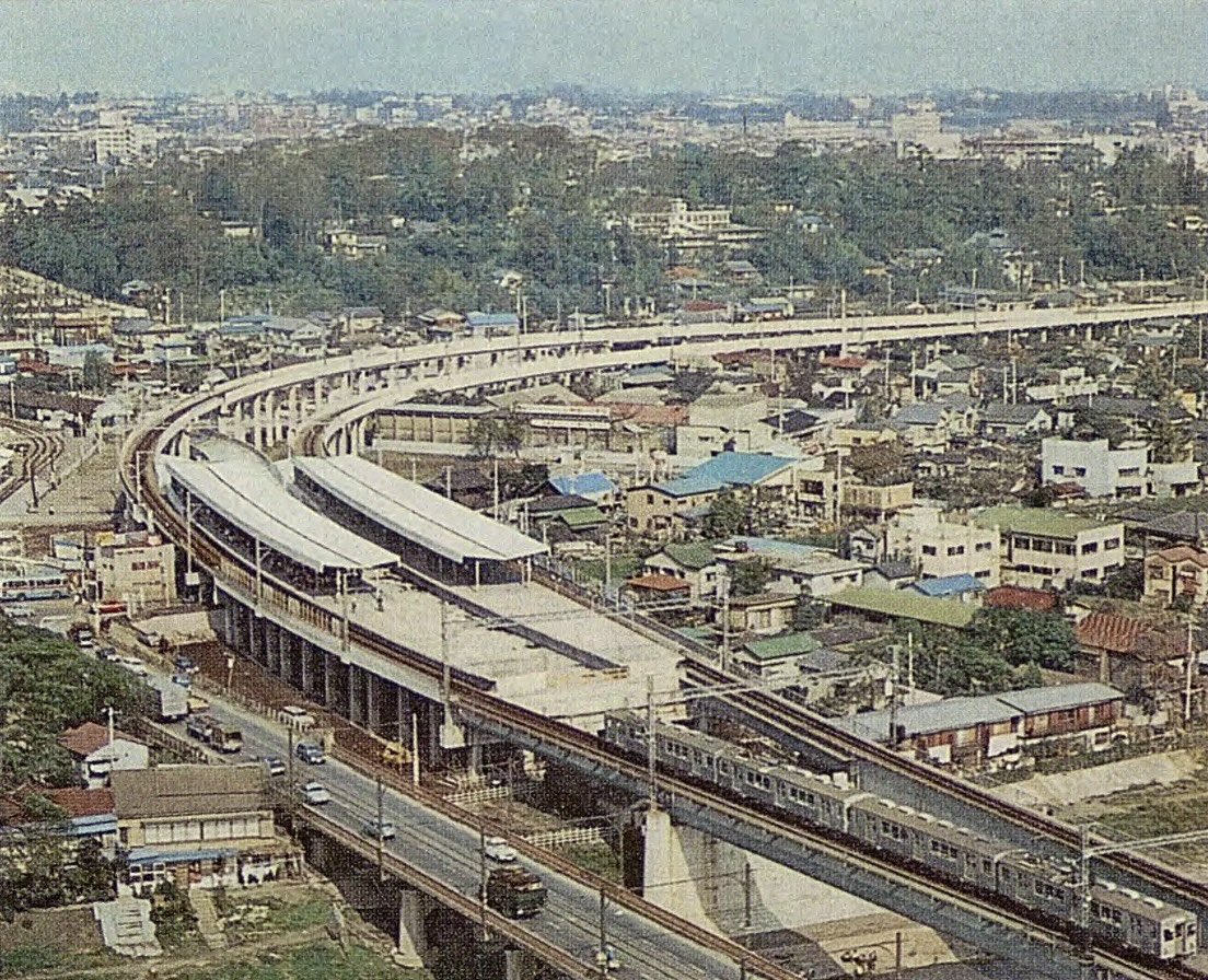 urakutenism's tweet image. 同じく清水建設のカタログより逆サイドから見た高架化直後の二子玉川駅。並行する二子橋の上には単線のレールや架線柱なども確認できます。