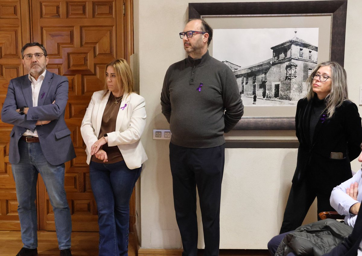 💜La diputada <a href="/AlmanzaBadas/">Virginia Almanza Badas</a> participa en la lectura del manifiesto consensuado por los Grupos PSOE, PP y TLP en la Diputación en el Día Internacional de la Eliminación de la Violencia Contra las Mujeres. 

#25N
#NiUnaMenos 
#ElSilencioTambiénEsViolencia