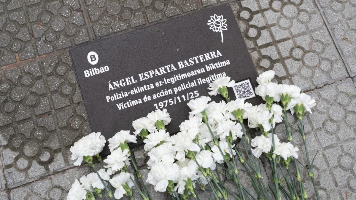 El 25 de noviembre de 1975, Ángel Esparza Basterra, de 28 años y residente en Dima (Bizkaia), fue asesinado a tiros por la Guardia Civil, el primero desde la muerte del dictador fascista Franco.

Ángel hacía autostop de Madrid a Bilbao con un amigo cuando el conductor lo dejó