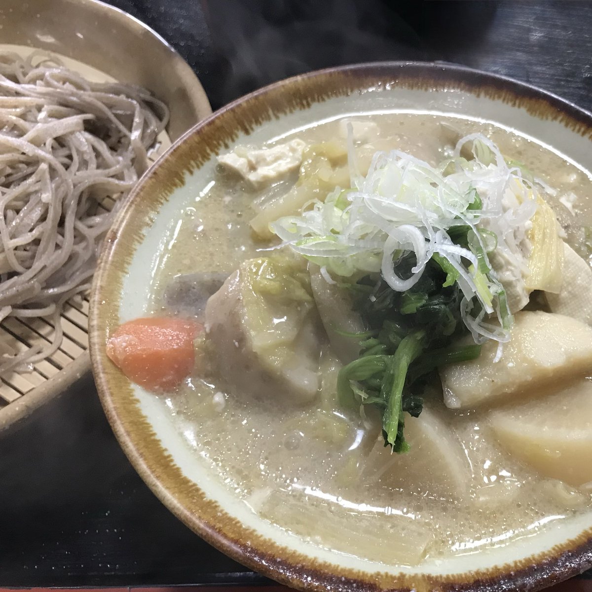 今日発売の「monmiya 栃木BESTセレクト2025」に、けんちんそばが掲載されました。おじ3ズの皆さん、どうもありがとう！
けんちんそばは、のんびり食べてると麺が汁を吸ってどんどん無くなります。今まで数人いた「汁を足してください」は後生ですからどうかご勘弁ください。

#もんみや