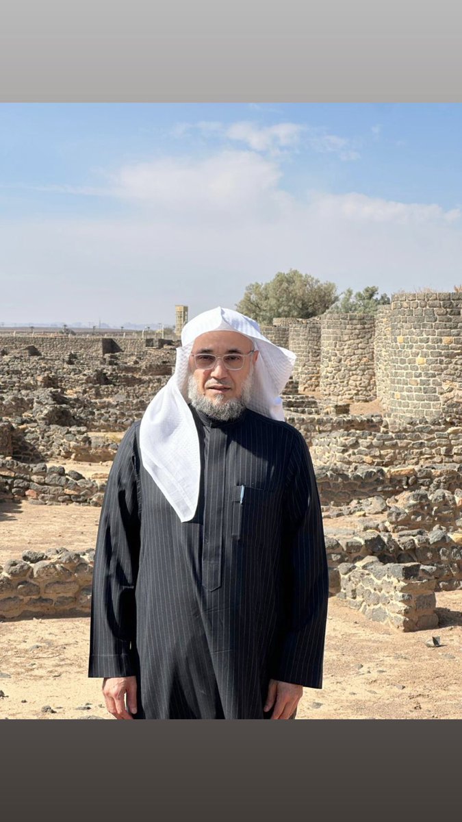 KhalidALbakr's tweet photo. وقفت منبهرًا من جمال مدخل ( مدينة فيد  التاريخية ) .. ولا أكون مجازفًا لو قلت أنه فاق بترتيبه وتنسيقه مداخل مدن أكبر منها بكثير ، لكن الأمر اتَّضح وتكشَّف بعدما علمت أنها على وشك أن تنضم ( فيد ) إلى قائمة اليونسكو للتراث العالمي .
هي زيارتي الأولى لها ، وقد قضيت وقتًا لا بأس به متجولًا في الحصن التاريخي بعد أن أخذنا جولة تعريفية في داخل المعرض الفخم المجاور للمنطقة الأثرية برفقة أحد الكوادر الوطنية المميزة .
مدينة سيكون لها شأن آخر في مستقبل الأيام .