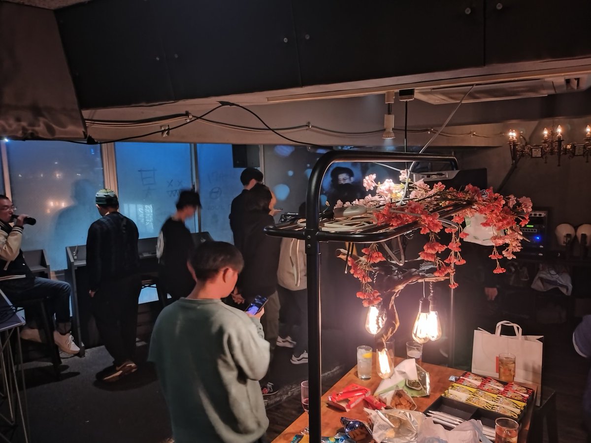 お客さんいっぱいやん！
#Hidebring