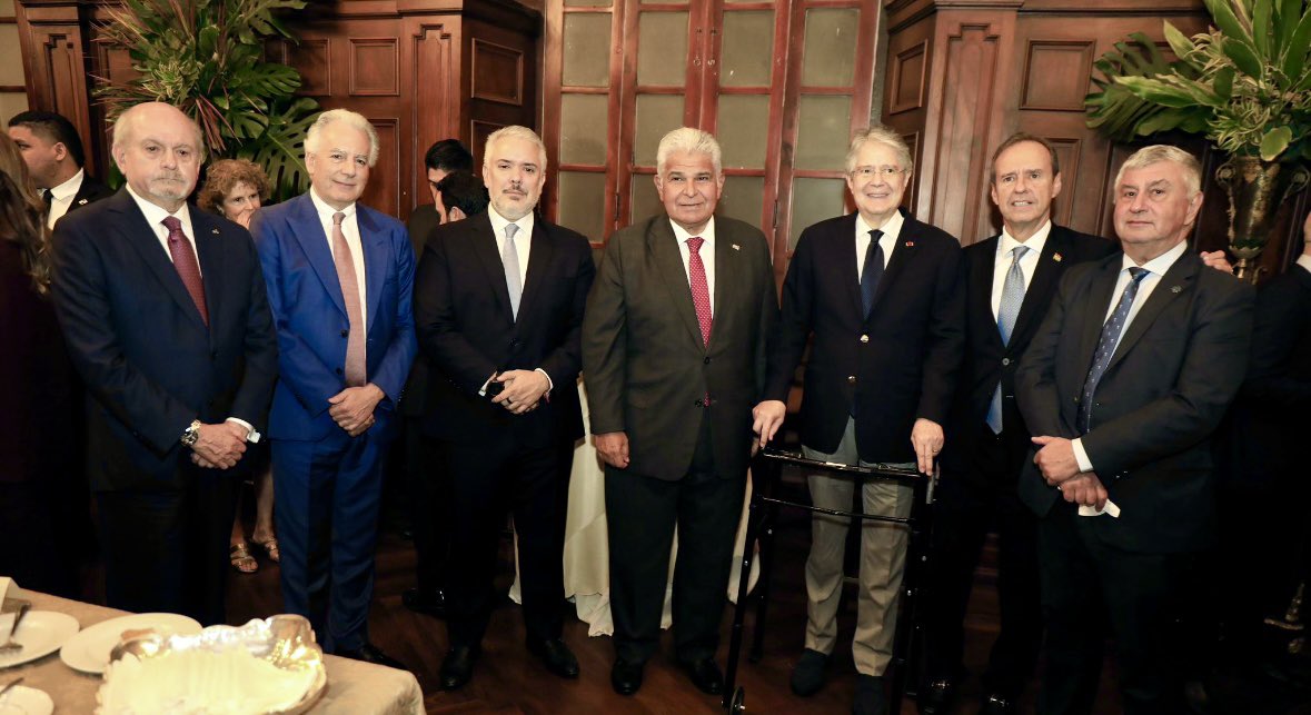 Ayer en el Palacio de Las Garzas (Panamá), con <a href="/AlvaroVargasLl/">Álvaro Vargas Llosa</a> , el ex Pdte. de Colombia <a href="/IvanDuque/">Iván Duque 🇨🇴</a> , el Presidente de Panamá <a href="/JoseRaulMulino/">José Raúl Mulino</a> , el ex Pdte. de Ecuador <a href="/LassoGuillermo/">Guillermo Lasso</a> , el ex Pdte de Bolivia <a href="/tutoquiroga/">Tuto Quiroga</a> y <a href="/gbongiovanni/">Gerardo Bongiovanni</a>