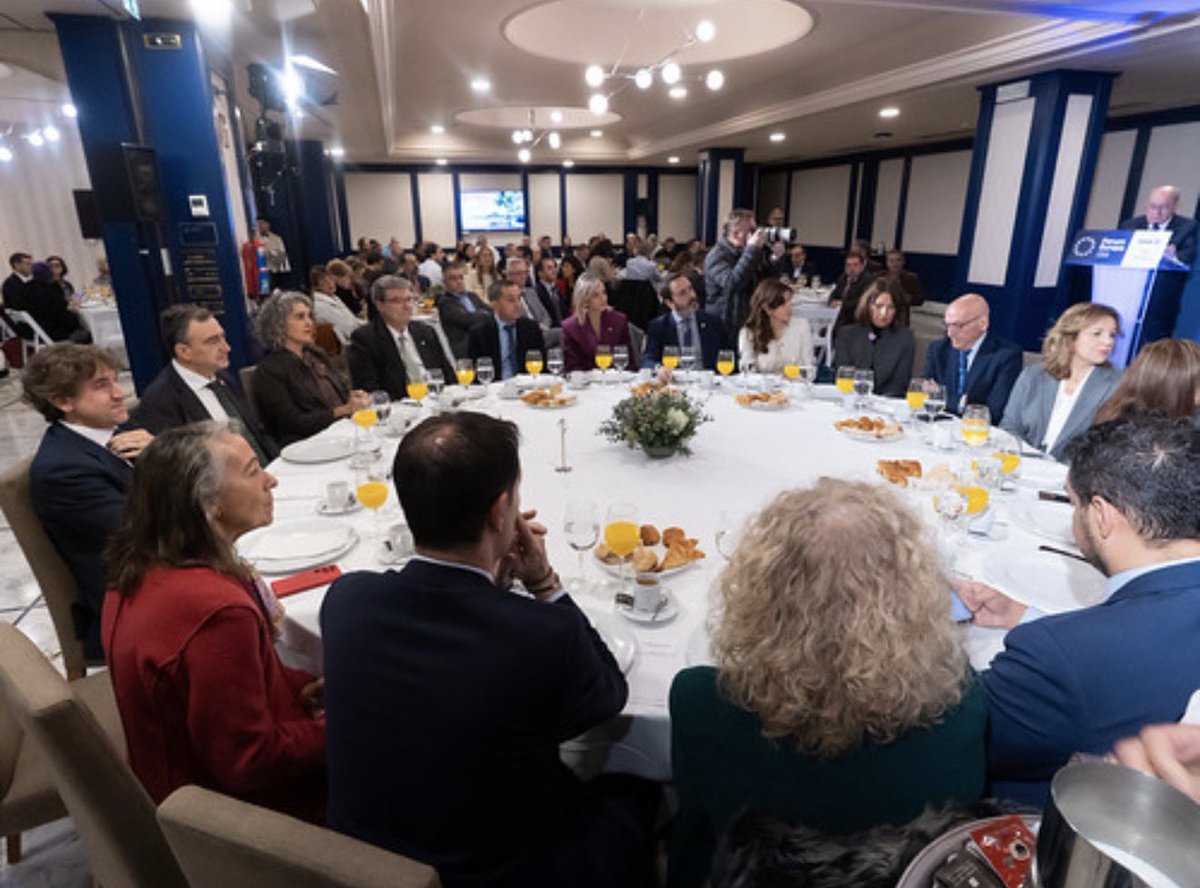 metxebarria_vg's tweet image. El Fórum Europa ha vuelto a ser un espacio para el contraste de ideas y, sobre todo, para reafirmar algo que compartimos: Euskadi avanza cuando ponemos la mirada en lo que de verdad importa a la ciudadanía.
El acuerdo de Gobierno marca una hoja de ruta clara y seguirla garantiza…