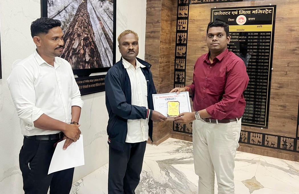 BastarDistrict's tweet image. जगदलपुर में 100% मतदाता डिजिटाइजेशन कार्य में उत्कृष्ट प्रदर्शन के लिए बीएलओ श्री एम.के. राणा और श्री बोमड़ा राम मंडावी सम्मानित।
विवाहित महिला मतदाताओं का सत्यापन चुनौतीपूर्ण, पर तकनीक + धैर्य = सफलता!
#Election2025 #Digitization #BLO