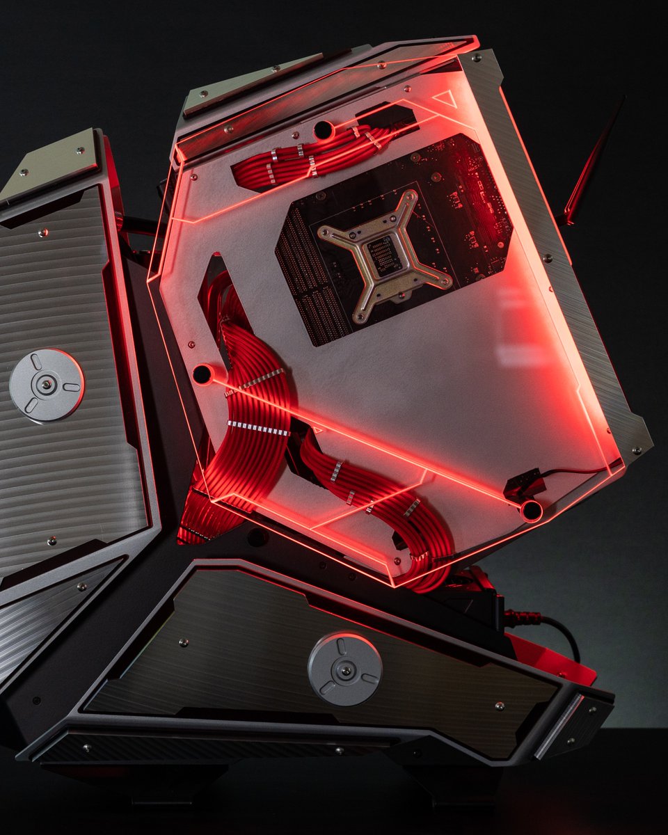 CableMod's tweet image. Red cables like the veins of a cyborg😎

By @ExploreModding