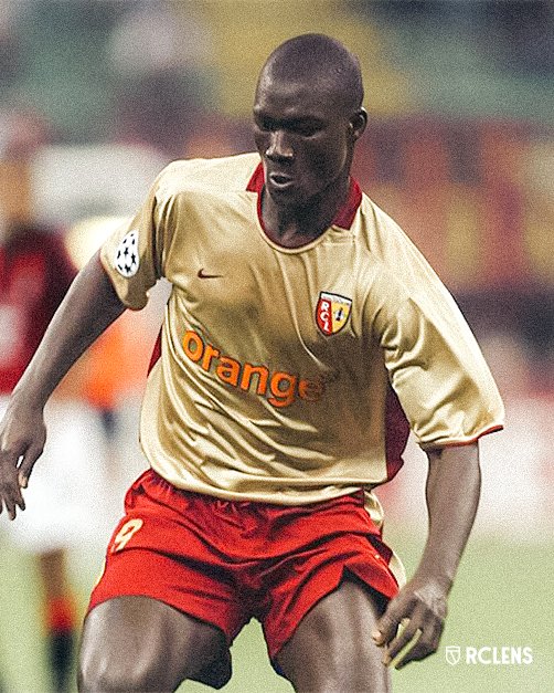 RCLens's tweet image. Cinq ans déjà, le Racing n&apos;oublie pas 💫

Homme attachant et milieu de talent, Papa Bouba Diop disparaissait le 29 novembre 2020. Le club a une pensée particulière pour lui ce samedi. ❤️💛

#DeSangEtDOr