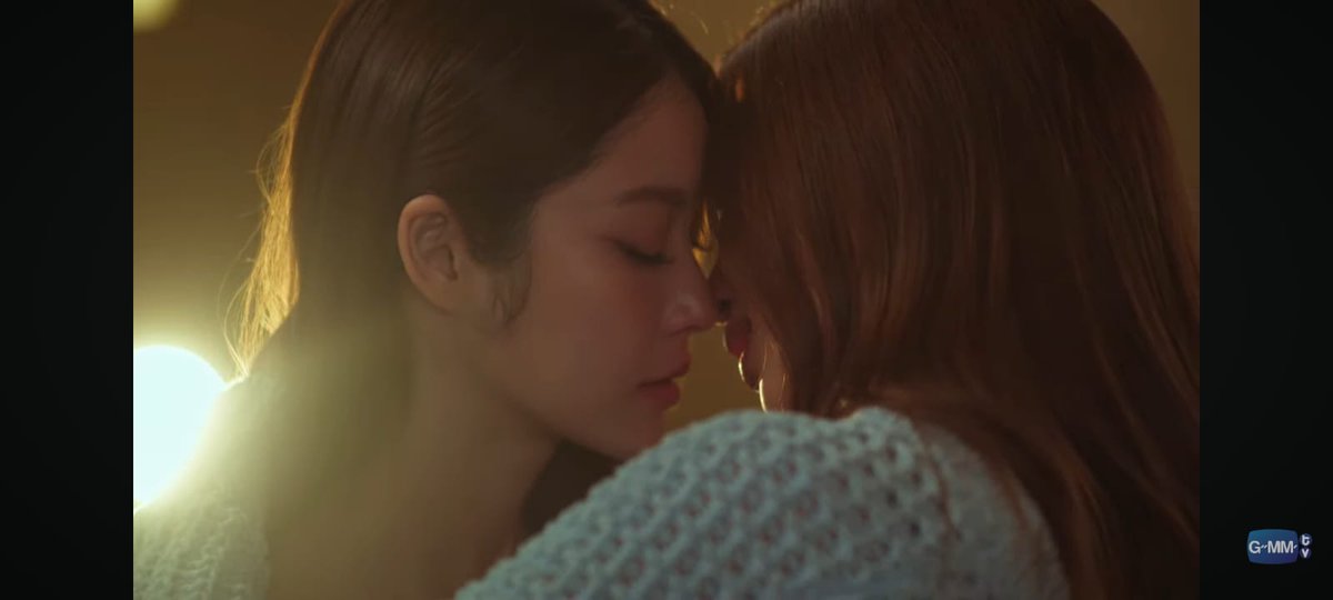 hubgirlslove's tweet image. 🚨 VÃO VOLTAR! #NamtanFilm serão protagonistas de #Herรักของเธอ! 

Ao ser assassinado, a alma de um homem renasce no corpo de uma mulher. Com uma nova vida, ela decide iniciar uma vingança, porém, ao se apaixonar por outra mulher, ela fica dividida entre o que fazer. #GMMTV2026