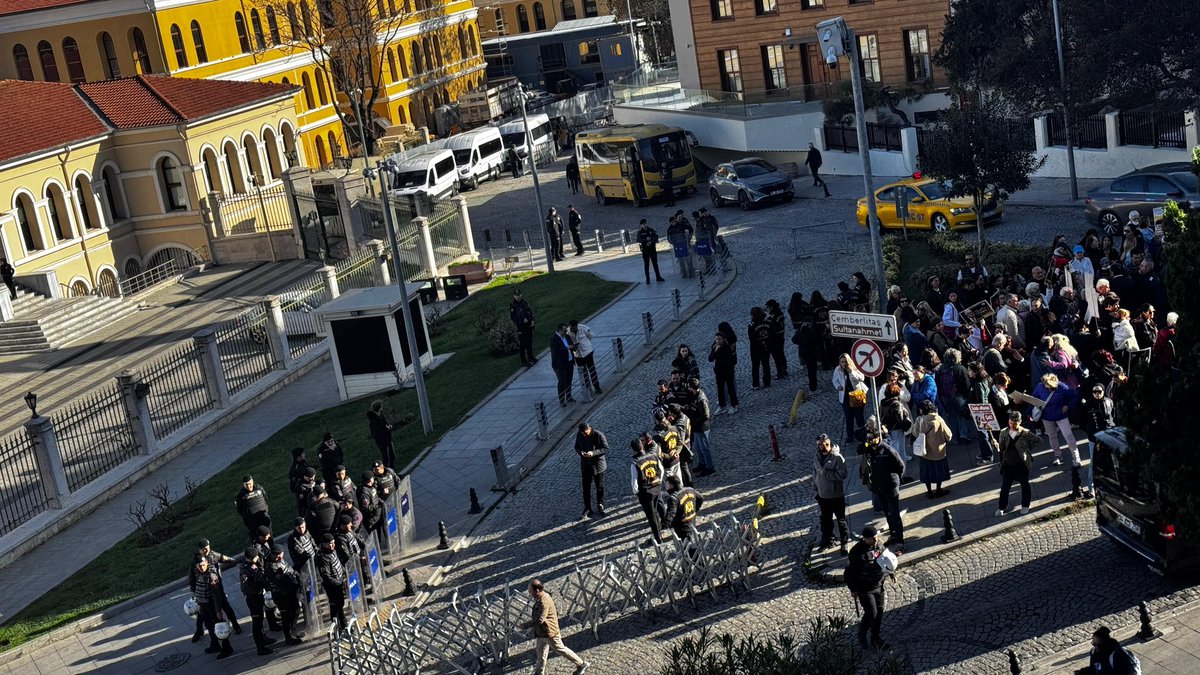 Av_MeltemZorba's tweet image. Biz 20 milyon hayvanseveriz dediler, Valilik önünde otuz kişi toplanmışlar!
Bir bir saydım oradakilerin çoğu polis ve haberciler :)

Arkasında en küçük bir toplum desteği bile olmayan bu kitleye göre politika ve uygulama yürütmenin halka ihanet olduğunu herkes anlamıştır artık.…