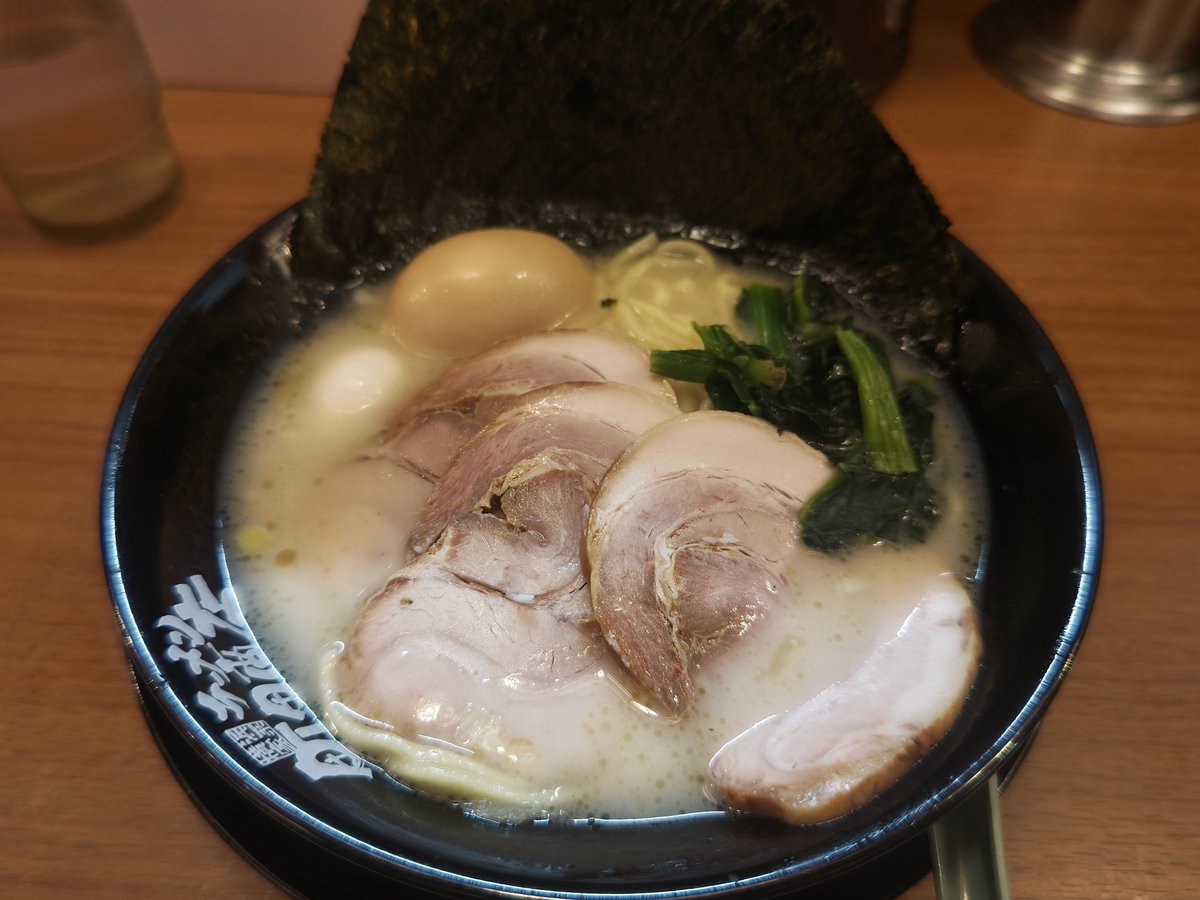 Shima1036norikA's tweet image. 月イチのご褒美のはずだったんだ……

今回は塩豚骨だよ

写真撮る前に2個くらい餃子先に食べちゃってるし……

寒い時期の食欲って恐ろしいですねぇ！！❄️
( ・∇・)※本人の意思の問題です