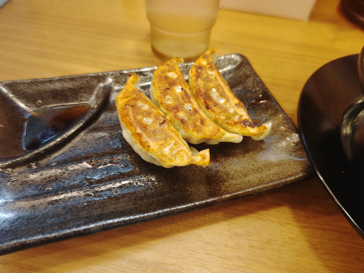 Shima1036norikA's tweet image. 月イチのご褒美のはずだったんだ……

今回は塩豚骨だよ

写真撮る前に2個くらい餃子先に食べちゃってるし……

寒い時期の食欲って恐ろしいですねぇ！！❄️
( ・∇・)※本人の意思の問題です