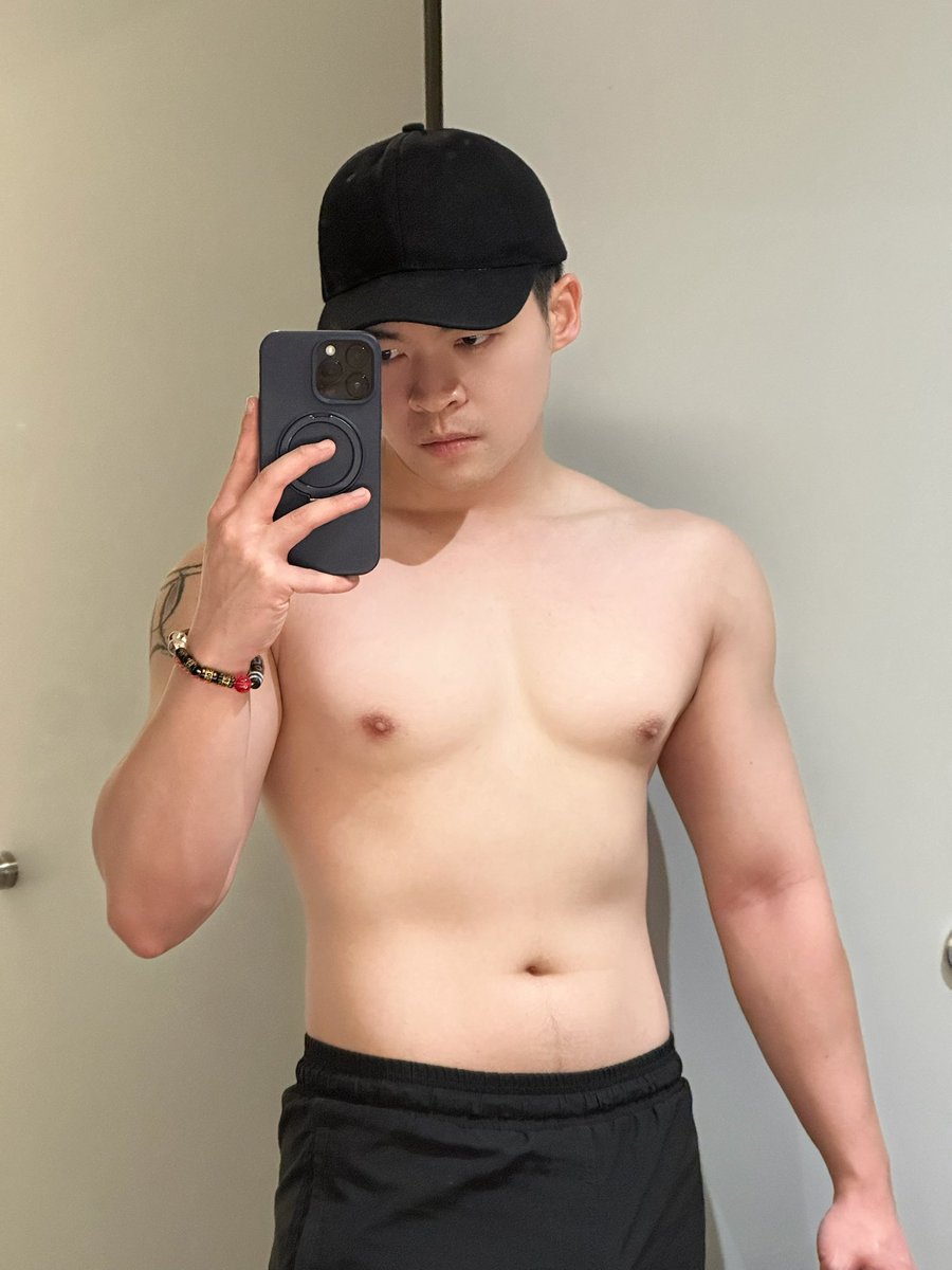 ElvertWan's tweet image. im giving up on the abs department 💀