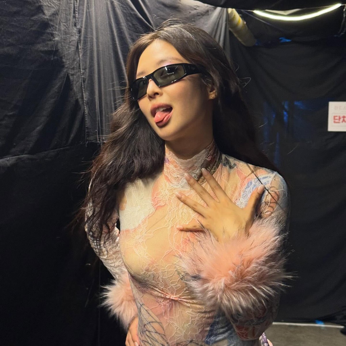 bini_nInI16's tweet image. Beautiful Jennie 😻 this is all yours, Lisa? 🤭

#JENLISA #PAASA 
HAHAHAHA