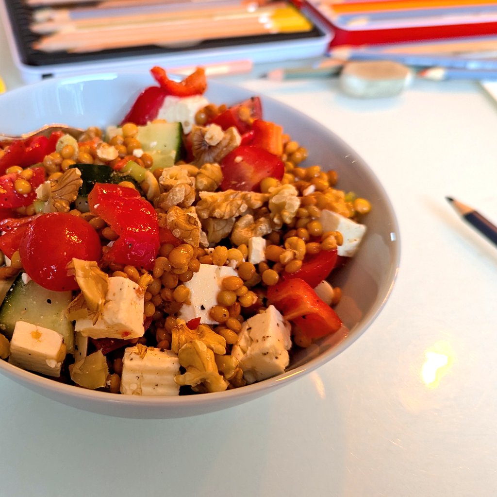 Dit is zo'n lekkere lunch! 😋

Linzen, tomaat, puntpaprika, bosui, komkommer, feta en walnoot. Met een dressing van olijfolie, witte wijnazijn met saffraan en heel veel zwarte peper.

Eigenlijk hoort er ook nog peterselie op, maar die staat in de tuin en ik heb geen zin in kou.