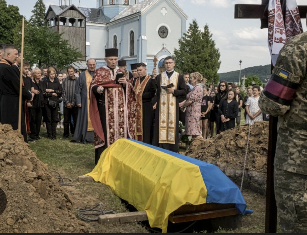 Escalet83's tweet image. #Ukraine :
les médias nous bombardent d&apos;images de Macron, mais jamais la réalité brutale sur le terrain.
Depuis 2022, la guerre a fait 1 million de morts.
Cela ne suffit pas à Emmanuel Macron qui veut envoyer nos soldats🇫🇷risquer leur vie pour sa politique. #UkraineWar #Macron