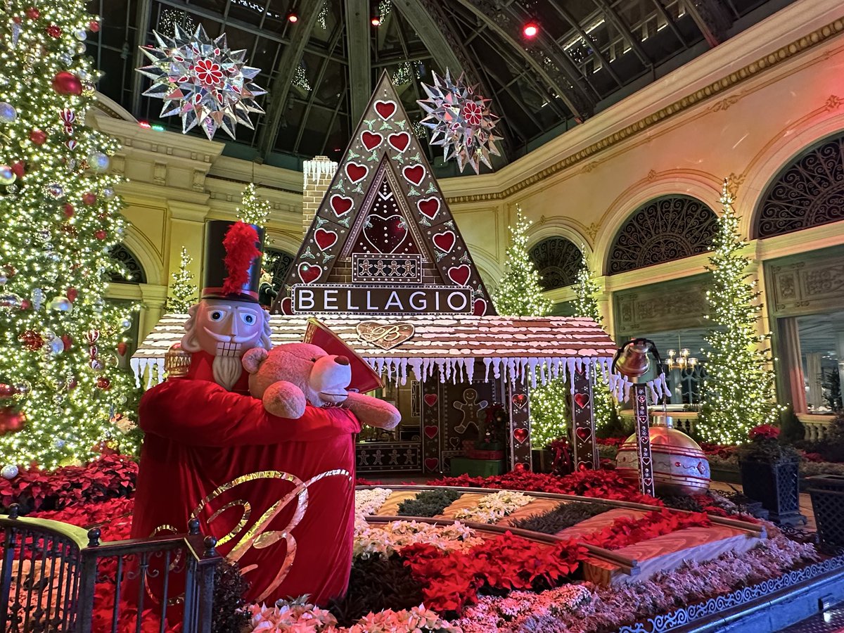 Capt_Fishpaste's tweet image. Vegas gone full Christmassy.