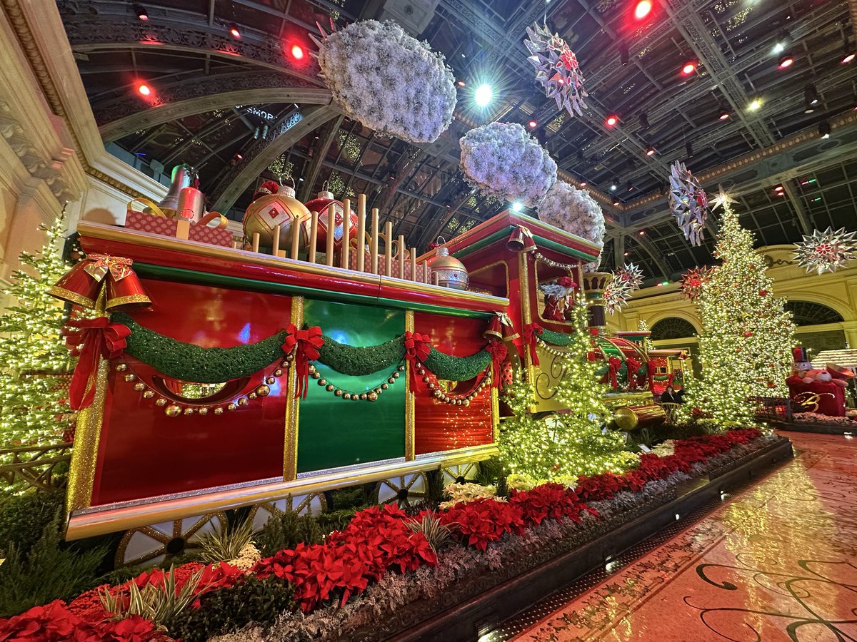 Capt_Fishpaste's tweet image. Vegas gone full Christmassy.