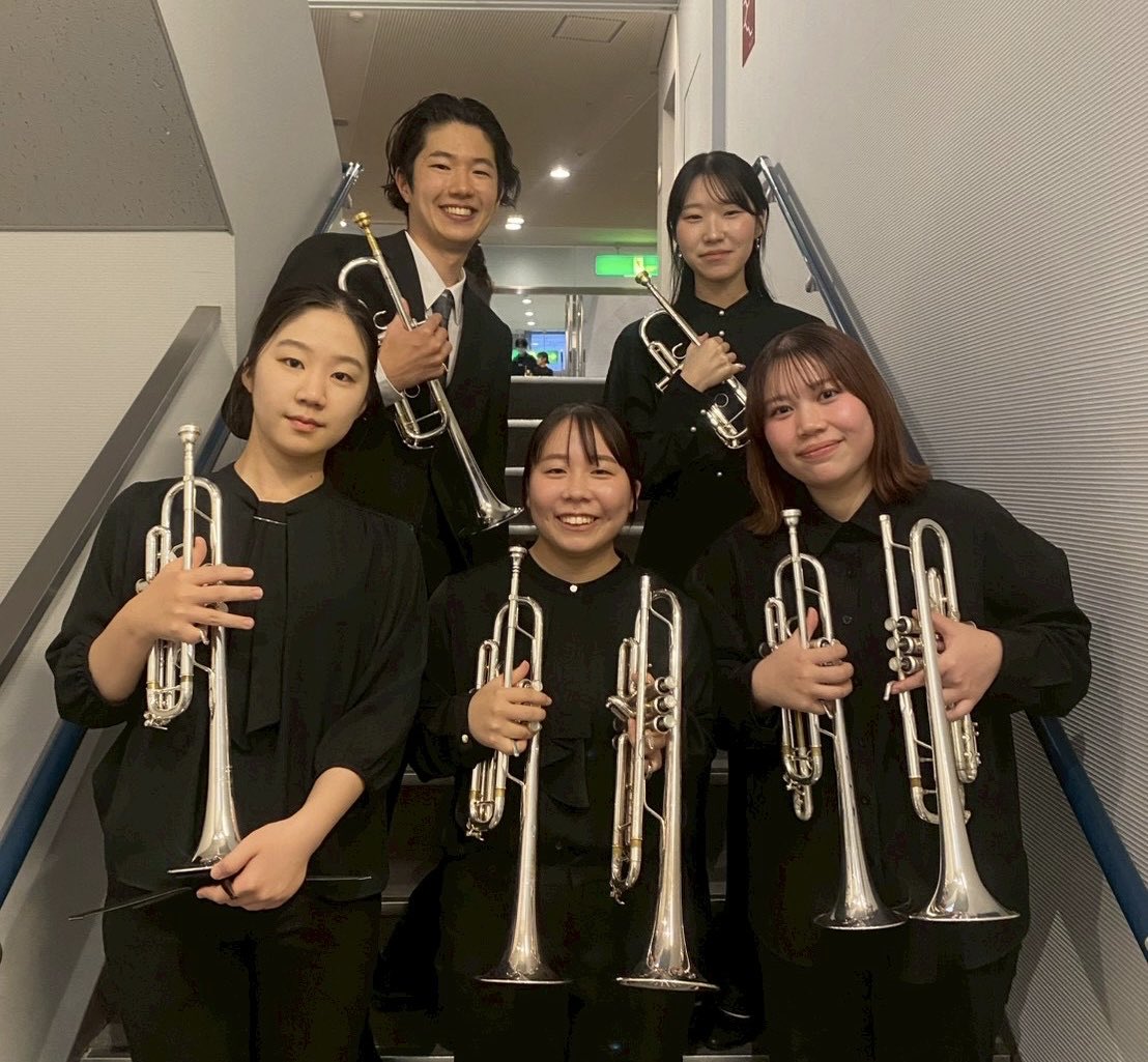 OkuTrumpet's tweet photo. 2025/11/24　第69回定期演奏会🌟

今年のプログラムも昨年に引き続き、
本学ピアノ専攻によるピアノ独奏、音楽表現コース女性合唱団による合唱、そしてオーケストラと、盛りだくさんの内容でお届けいたしました☺️✨️

ご来場いただきました皆さま、誠にありがとうございました🙌✨ https://t.co/WGjhbVoWNU