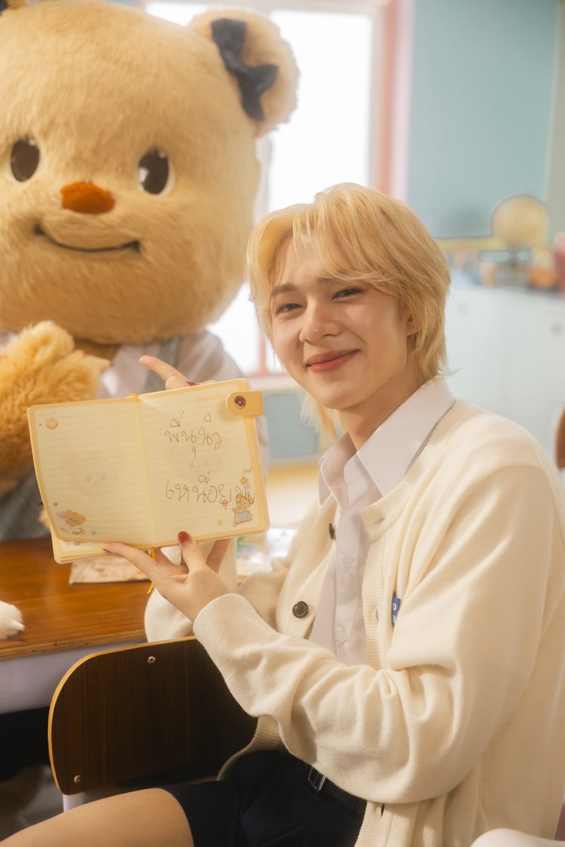 DMDMusicTH's tweet image. ขอขอบคุณ “น้องเนย” @Butterbear_th ที่ให้เกียรติชวน “นุนิว” @CwrNew ได้มาร่วมงานกันในเพลง ‘จดชื่อ (Naughty List)’ด้วยนะคะ 🫶🏻

‘จดชื่อ (Naughty List)’ FEAT. NuNew  รับชม Official MV ได้แล้วตอนนี้! 📝💞✨
🎥 : youtu.be/md42YHU29pw

BUTTERBEAR X NUNEW
#น้องเนยจดชื่อพี่นุนิว…