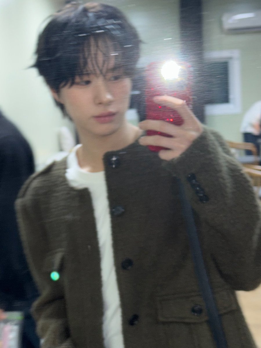 sgkmm_'s tweet photo. 내남자흑발했는데 공개하자마자 비행기탓다고? 돌아와라 https://t.co/B7hsr5cbdc