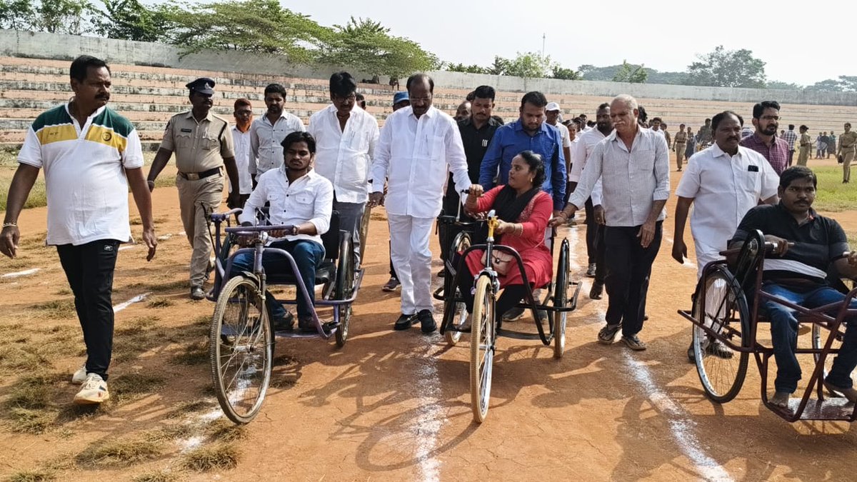 BadetiRadhakri1's tweet image. నియోజకవర్గంలో ట్రైసైకిళ్లు, వినికిడి యంత్రాల పంపిణీ వంటి సేవా కార్యక్రమాలను ముందుండి కొనసాగిస్తున్నాను. జాతీయ స్థాయిలో పతకాలు సాధించిన మాన్విత్ చౌదరికి ప్రత్యేక అభినందనలు.
ప్రతిభకు అడ్డులేదు వారికి అండగా ఉండటం మా బాధ్యత. 
#BadetiChanti #DifferentlyAbled #InclusiveDevelopment