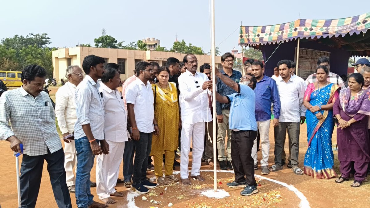 BadetiRadhakri1's tweet image. నియోజకవర్గంలో ట్రైసైకిళ్లు, వినికిడి యంత్రాల పంపిణీ వంటి సేవా కార్యక్రమాలను ముందుండి కొనసాగిస్తున్నాను. జాతీయ స్థాయిలో పతకాలు సాధించిన మాన్విత్ చౌదరికి ప్రత్యేక అభినందనలు.
ప్రతిభకు అడ్డులేదు వారికి అండగా ఉండటం మా బాధ్యత. 
#BadetiChanti #DifferentlyAbled #InclusiveDevelopment