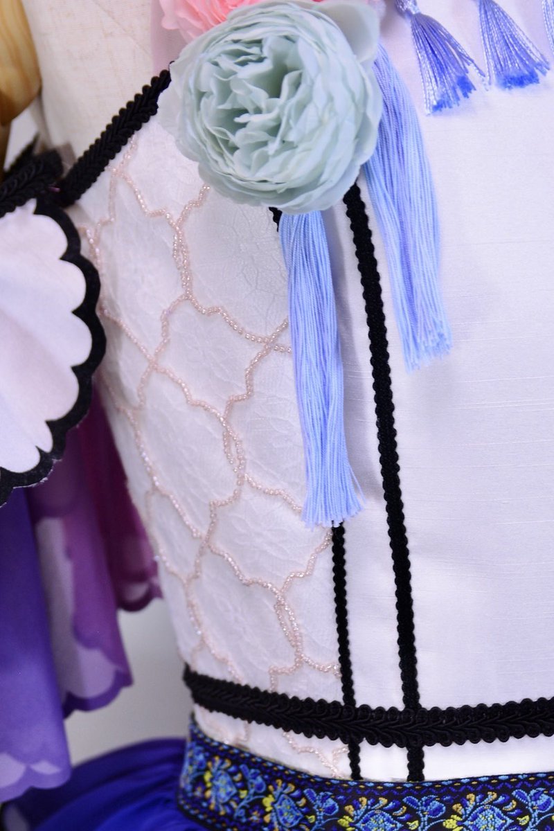 ビーズ刺繍にフォーカスしてみました！
パルミエーレインビューの流れに乗ります✨

ベースのサテンにレース生地を重ねてビーズを縫い付けています。モロッカン柄がうまく出せそうなレース見つけるの結構苦労しました☺️