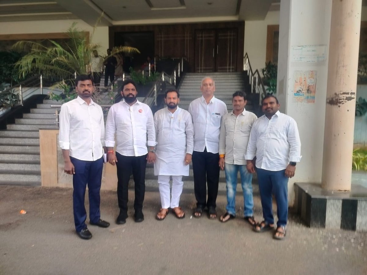 AppalaNaiduKe12's tweet image. ఈరోజు విజయవాడ ఆర్ అండ్ బి ఆఫీసులో నాతోటి ఆంధ్రప్రదేశ్ రాష్ట్ర రోడ్ డెవలప్మెంట్ కార్పొరేషన్ డైరెక్టర్ లో తో..
మీ..
అప్పలనాయుడు కెల్ల
డైరెక్టర్
ఆంధ్రప్రదేశ్ రాష్ట్ర రోడ్ డెవలప్మెంట్ కార్పొరేషన్&amp;amp;ఐ టిడిపి రాష్ట్ర కార్యనిర్వక కార్యదర్శి.
#AppalaNaiduKella 
#directoraprdc 
#iTDPforTDP