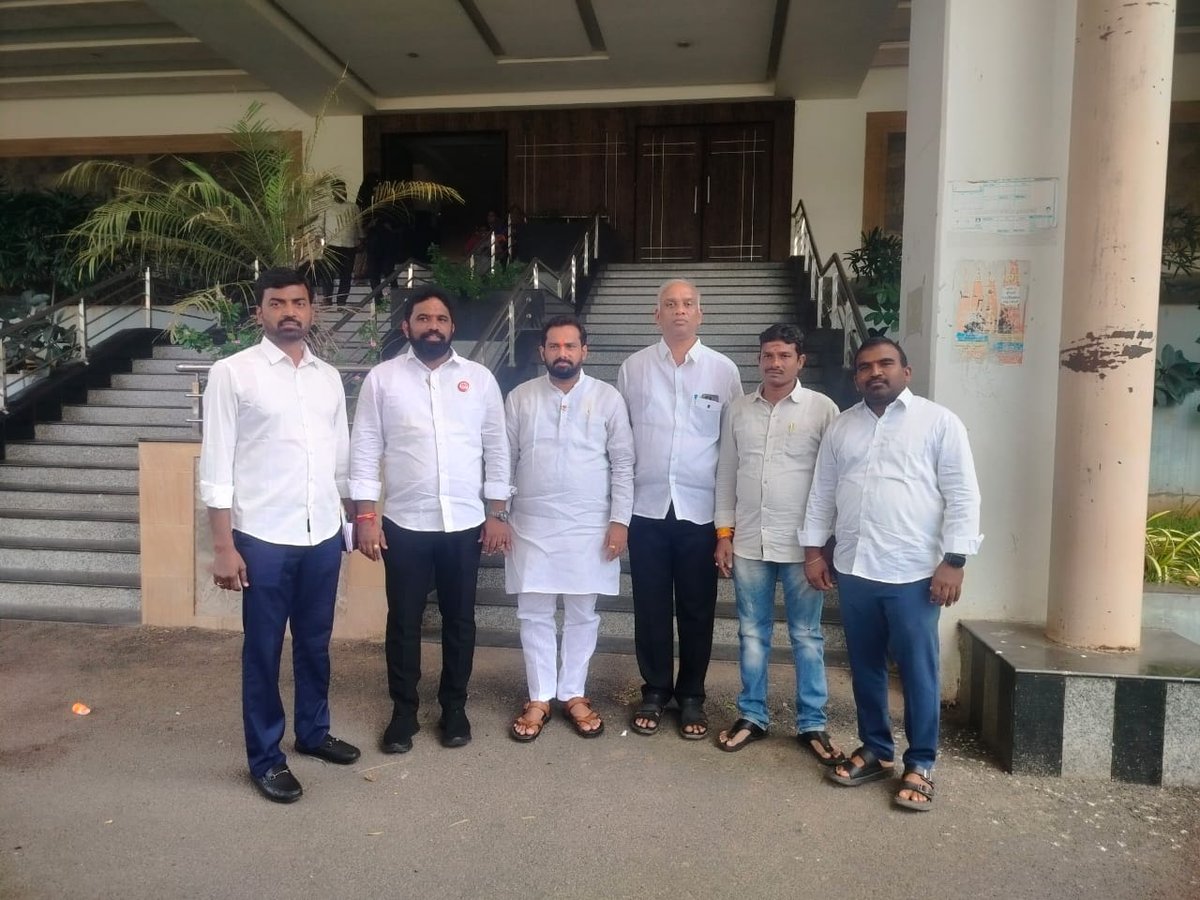 AppalaNaiduKe12's tweet image. ఈరోజు విజయవాడ ఆర్ అండ్ బి ఆఫీసులో నాతోటి ఆంధ్రప్రదేశ్ రాష్ట్ర రోడ్ డెవలప్మెంట్ కార్పొరేషన్ డైరెక్టర్ లో తో..
మీ..
అప్పలనాయుడు కెల్ల
డైరెక్టర్
ఆంధ్రప్రదేశ్ రాష్ట్ర రోడ్ డెవలప్మెంట్ కార్పొరేషన్&amp;amp;ఐ టిడిపి రాష్ట్ర కార్యనిర్వక కార్యదర్శి.
#AppalaNaiduKella 
#directoraprdc 
#iTDPforTDP