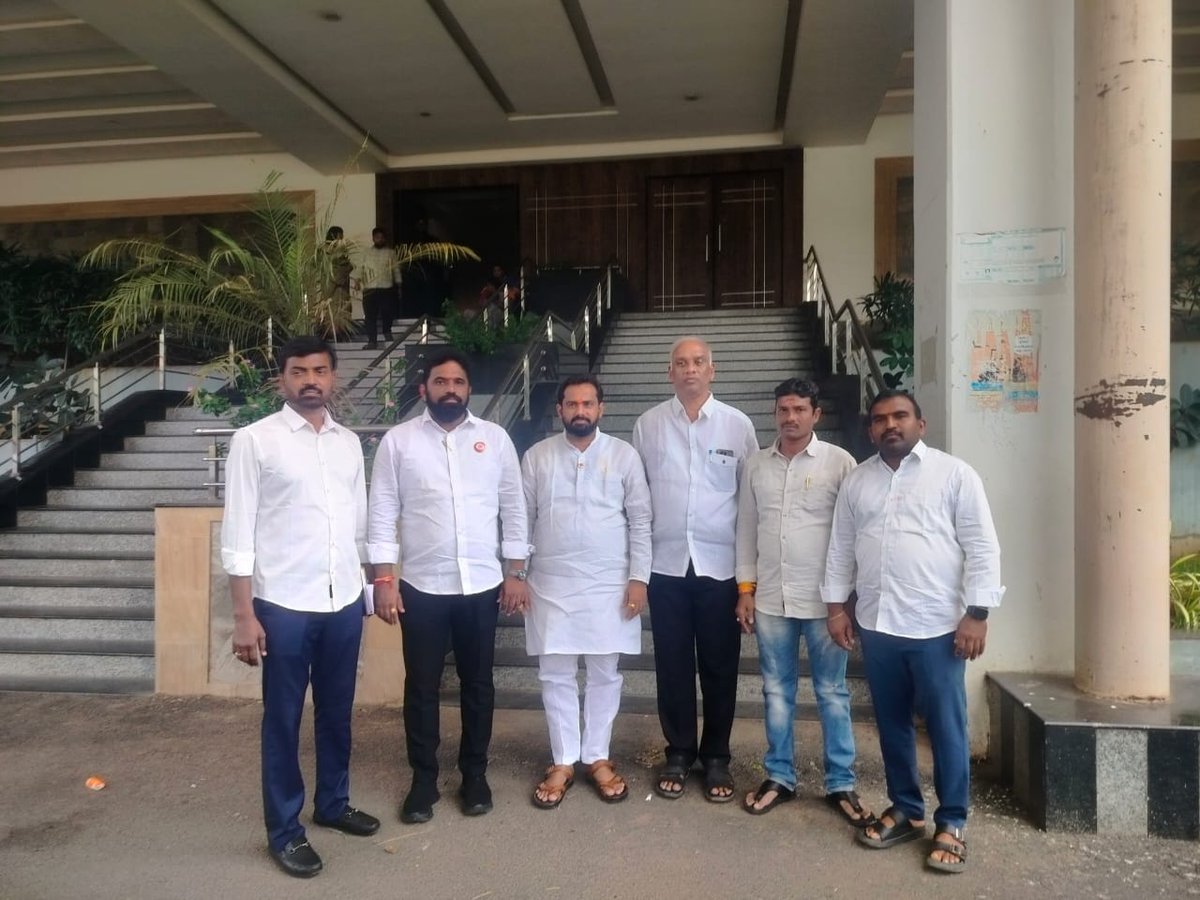 AppalaNaiduKe12's tweet image. ఈరోజు విజయవాడ ఆర్ అండ్ బి ఆఫీసులో నాతోటి ఆంధ్రప్రదేశ్ రాష్ట్ర రోడ్ డెవలప్మెంట్ కార్పొరేషన్ డైరెక్టర్ లో తో..
మీ..
అప్పలనాయుడు కెల్ల
డైరెక్టర్
ఆంధ్రప్రదేశ్ రాష్ట్ర రోడ్ డెవలప్మెంట్ కార్పొరేషన్&amp;amp;ఐ టిడిపి రాష్ట్ర కార్యనిర్వక కార్యదర్శి.
#AppalaNaiduKella 
#directoraprdc 
#iTDPforTDP