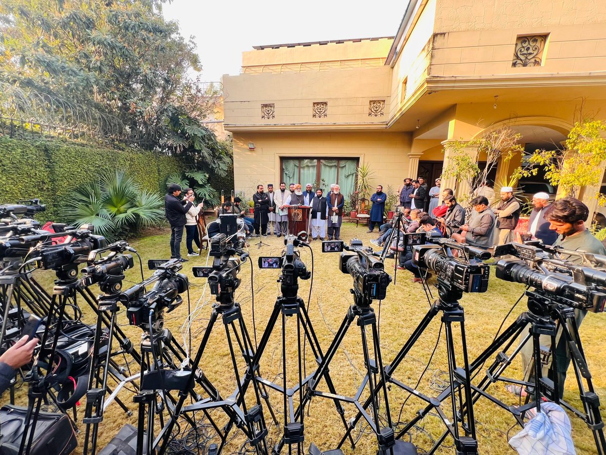 اسلام آباد: قائد جمعیت مولانا فضل الرحمٰن مدظلہ پریس کانفرنس کر رہے ہیں۔
Video: youtu.be/Je-lEx7moSI?si…