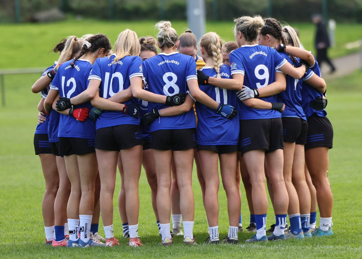 NaomhAbanGAA's tweet photo. 🚨🚨 Cluiche Leath Cheannais Craobh Idirmheánach LGFA Na hÉireann🚨🚨

Seachtain mór roinn anseo i Naomh Abán agus sinn ag fáil reidh don turas mór, an uair seo suas go dti Co.Cabhán. 

Bigí cinnte bhúr bratacha a chuir amach agus le cúnamh dé beidh slua mór ó Nomh Abán ag taisteal ar an Domhnach chun tacú leis an foireann iontach seo 💪🏻🔵⚪️

Mar a deir siad, “ Like & Share” chun tacaíocht leis na Cailíní 🔵⚪️

🚨🚨 Cluiche Leath Cheannais Craobh Idirmheánach LGFA Na hÉireann🚨🚨

🏐Naomh Abán V Cnoc Bríde  
🗓️Dé Domhnaigh 30ú Mí Samhain 
⏰ 13:00
📍Cnoc Bríde, Co. Cabhán
📍Eircode H16 K850

🎟️ Ticéad le fáil ag an nasc: 
https://t.co/R7WC3X5JM5

Tacaigí linn 🔵⚪️
#MCPgroup

@CorkLGFA @MunsterLGFA @SportRnaG @SportTG4 @echolivecork @ExaminerSport @WestCorkSport @germccarthy74 @SportRnaG @saolodheas @LadiesFootball @StreamsportI @clubber