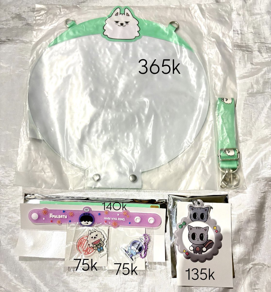 destiny_cyj's tweet photo. [Help RT] WTS TXT Ppulbbatu 

- Summer Together Plush Keyring
- Finding MOA/ v2 Plush Keyring
- LG Twins Baseball Keyring
- Lightstick Deco Cover
- Image Picket Case &amp; Strap
- Rubber Band
- Holder, Acrylic Stand &amp; Keyring

Link shopee: https://t.co/Y3CvXozYwF

*bisa split payment https://t.co/rWvwzIknVu