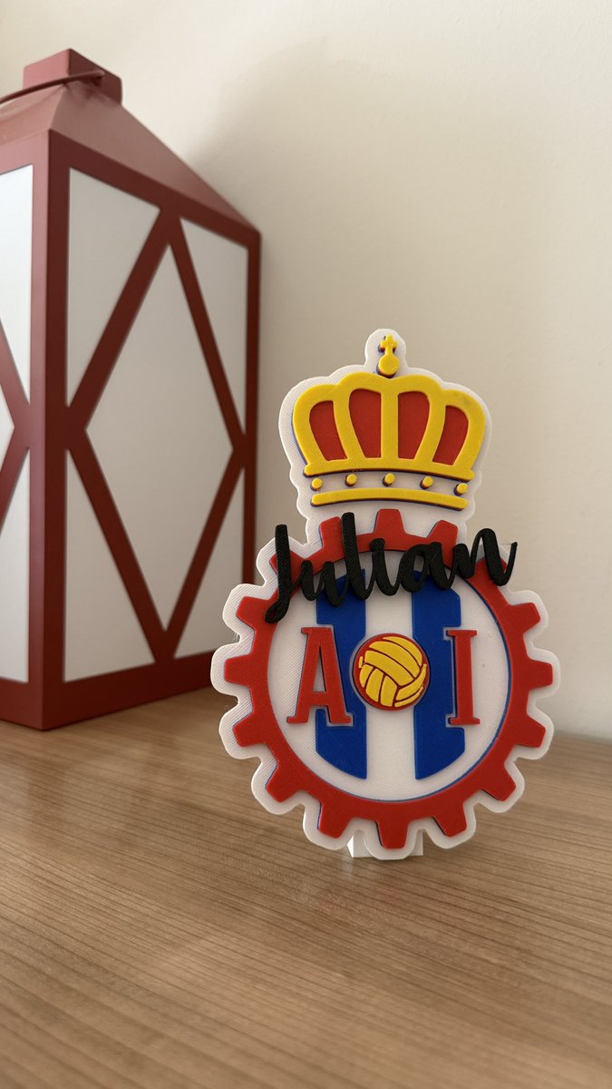 💙🤍❤️ Hola gentecilla abro campaña Navideña, si alguien quiere hacer un súper regalo de un escudo Del Real Aviles Industrial, con o sin nombre (opcional) podéis escribirme o bien, si me veis por la villa o un día de partido, me preguntáis sin problema ninguno . Muchas gracias 😘