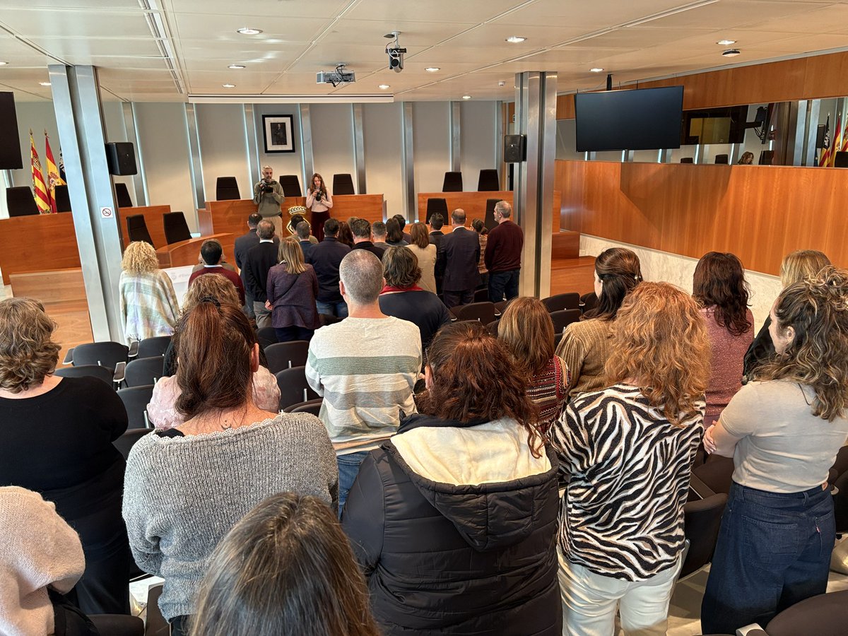 🟣 “Les administracions públiques tenim l’obligació de millorar recursos, garantir la seguretat de les víctimes i oferir-les el suport necessari”

Minut de silenci i lectura del Manifest dels grups polítics del Consell Insular d’Eivissa, excepte Vox, amb motiu del #25N