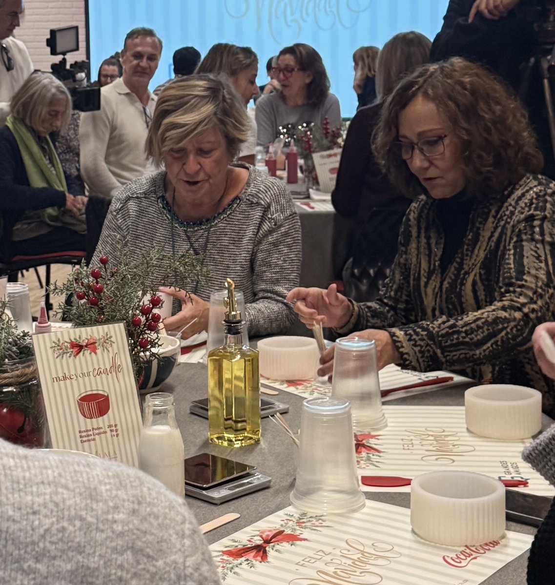 Corresponsables's tweet image. &quot;Refresca tu espíritu navideño&quot; 🎅✨ La Navidad es un tiempo para conectar y acercarnos a quienes más lo necesitan. Gracias a @CocaCola  y @GrandesAmigos__ por hacer esto posible. 💫 #ConectandoCorazones #CocaCola #NavidadConImpacto