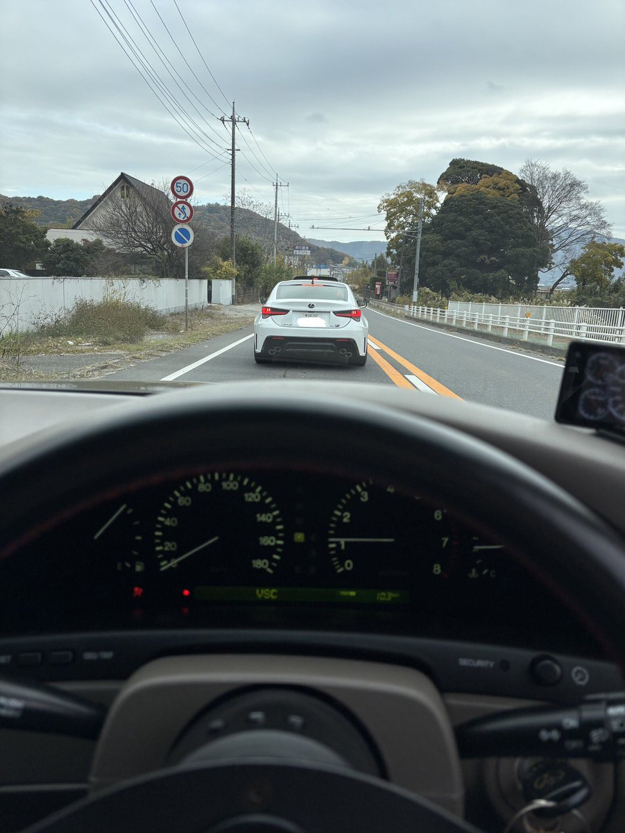 日曜日　地元の山に流しに行く途中、レクサスRCFが走ってた‼️
しかも後期型でカーボンエクステリアパッケージ‼️

どんなオーナーさんかとチラ見したら品の良さそうなオネーさんだった　カッコ良すぎてビビる🤩
セルシオじゃなくてRCF乗ってたら手を振ってたかも‼️